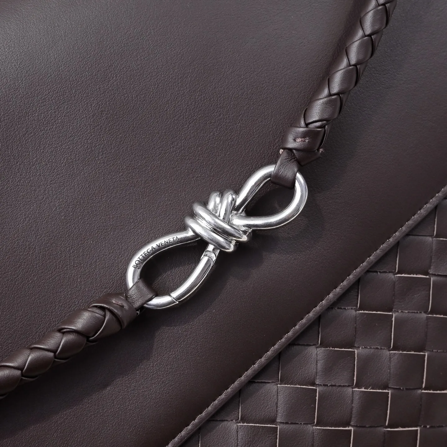 Batch 2960 BOTTEGA VENETA 2025 new men's ANDIAMO backpack Bottega Veneta's main recommendation is undoubtedly Andiamo. The first new favorite of 2025 is a men's splayed buckle bag. It can be seen that the designer has used many small ideas. The detachable cross-body strap is very convenient for elite office workers to carry their work diary. Reduce the burden on your hands when carrying office supplies. The interior is divided into two large compartments and a small zippered compartment. Unlike the women's model, the compartments here are not detachable. The fixed large single layer also makes it easier to pack lightly when going out to work and avoids the accumulation of too many small items. Style number: 5969 Size: 43*32*20cm